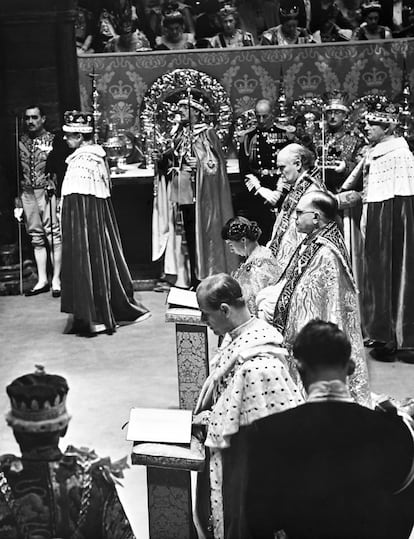 La reina y su marido, el duque de Edimburgo, arrodillados uno al lado del otro frente al altar para recibir la comunión en la abadía de Westminster, después de las ceremonias de coronación y homenaje.