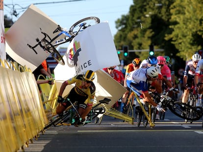 Caída masiva en el esprín final de la Vuelta a Polonia, en Katowice.