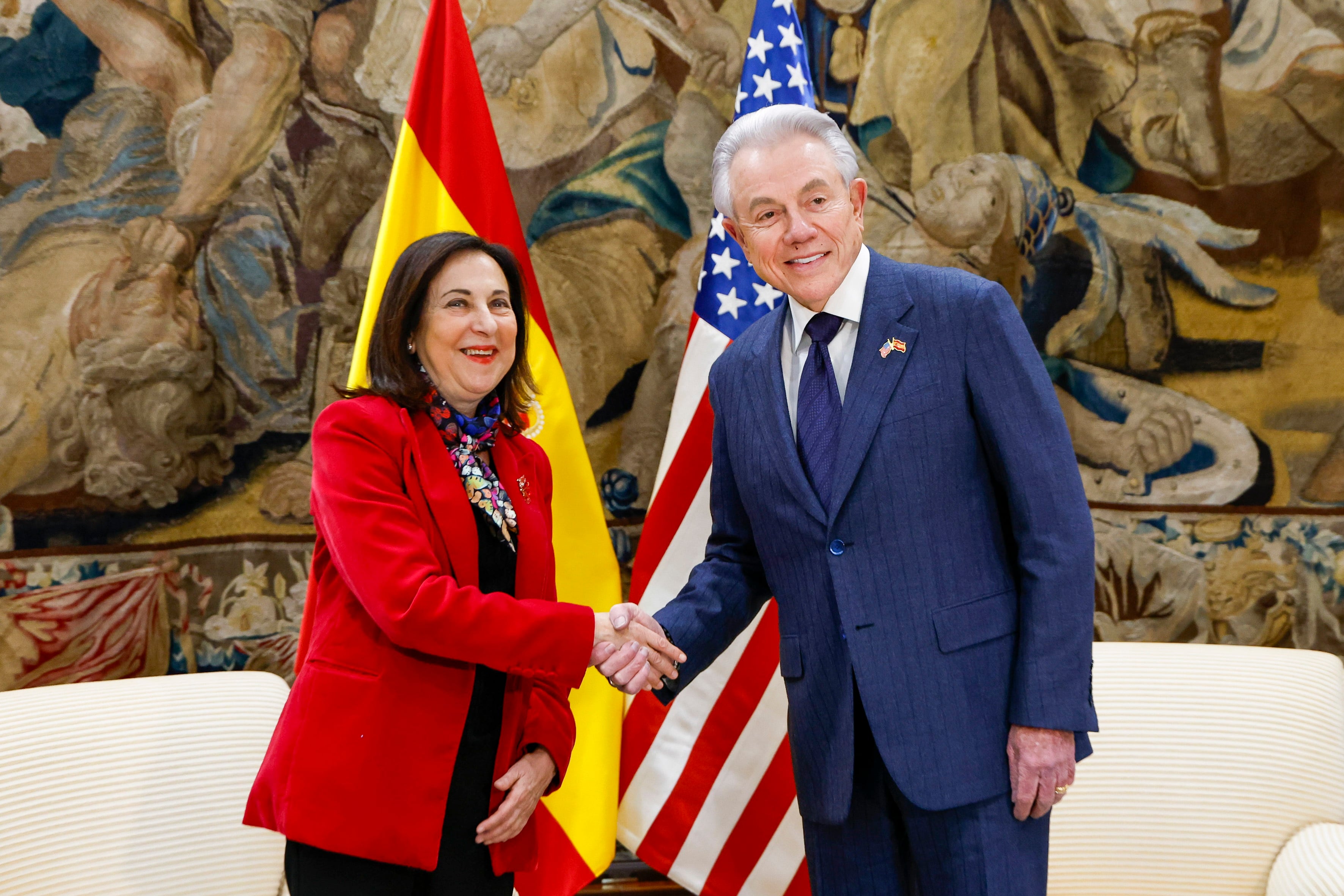 El PP difunde el bulo de que Margarita Robles le dijo al embajador de EE UU “Estoy con Trump” cuando realmente comentó: “Estoy cómoda”