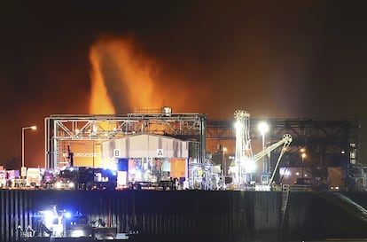 Bomberos tratan de extinguir el fuego en una fábrica de productos químicos de la compañía BASF, en Ludwigshafen (Alemania). 
