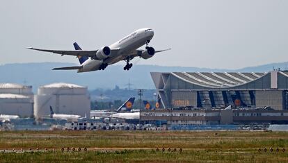 Un avión de carga de Lufthansa despega este martes del aeropuerto de Fráncfort.