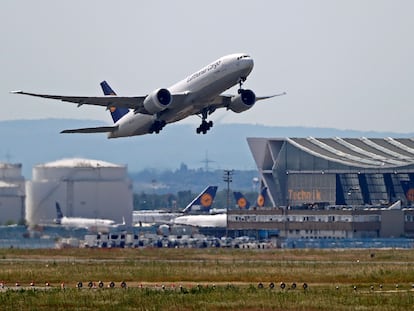 Un avión de carga de Lufthansa despega este martes del aeropuerto de Fráncfort.