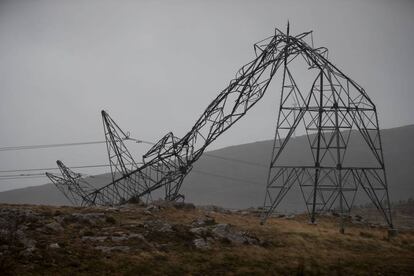 Torretas el&eacute;ctricas dobladas por el temporal en la Serra do Candal (Forcarei, Pontevedra).