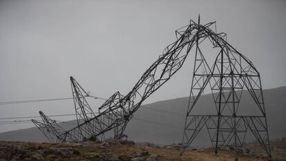 Torretas el&eacute;ctricas dobladas por el temporal en la Serra do Candal (Forcarei, Pontevedra).