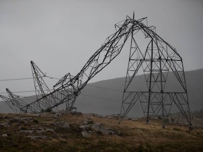 Torretas el&eacute;ctricas dobladas por el temporal en la Serra do Candal (Forcarei, Pontevedra).