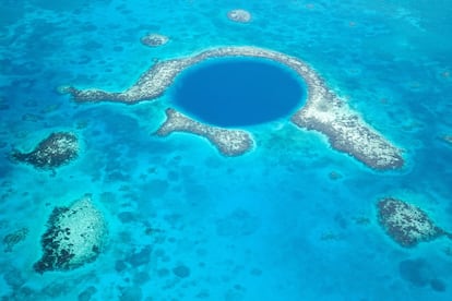 <a href=" https://www.travelbelize.org/es/" target="_blank">Belice</a>, al sureste de la península de Yucatán (donde está la segunda mayor barrera de coral de la Tierra), conserva un apasionante patrimonio maya y muchas posibilidades para la observación de fauna, desde aves hasta jaguares. Culturalmente pertenece al mundo anglosajón y es la nación más joven de Centroamérica, con una personalidad muy diferente a la de los países que la rodean. Poco a poco, se ha convertido en una alternativa para los amantes del turismo ecológico y de aventura. Una de sus bazas es la cultura de la protección del entorno natural, pero también las facilidades para involucrarse con la población local (como los garífunas del sur de Belice) para conocer su cultura y echar una mano. La mayoría de los hoteles son pequeños alojamientos de propiedad familiar, muchos de ellos situados a pie de playa en los cayos y con terrazas donde comer y que también organizan salidas en barco para bucear con tubo o escafandra en los arrecifes coralinos o lugares como el Great Blue Hole (en la foto), un cenote submarino de más de 120 metros de profundidad. Cayo Ambergris, también conocido como la isla Bonita, es el definitivo paraíso tropical de vacaciones (y también lo creyó así Madonna). Aquí se viene a bucear entre corales, explorar la laguna en kayak o hacer windsurf en sus estrechos, pero también se puede disfrutar de un 'spa' de día o clases de yoga, andar en bicicleta o echarse una siesta al final del muelle.