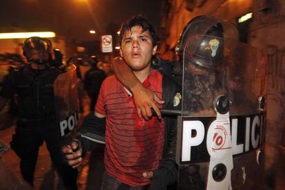 Polícia detém manifestante durante o protesto desta quinta-feira em Lima.