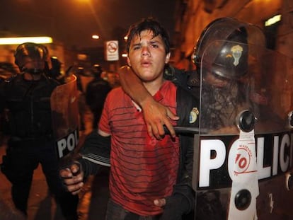 Polícia detém manifestante durante o protesto desta quinta-feira em Lima.