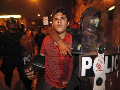 La policía detiene a un manifestante en la protesta de este jueves, en Lima.