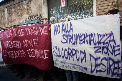 Manifestantes italianos portando pancartas.