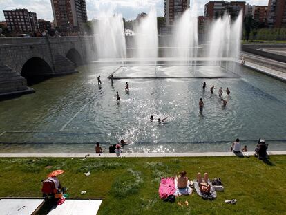 Decenas de bañistas se refrescan en las fuentes monumentales del proyecto Madrid Río junto al Puente de Segovia.