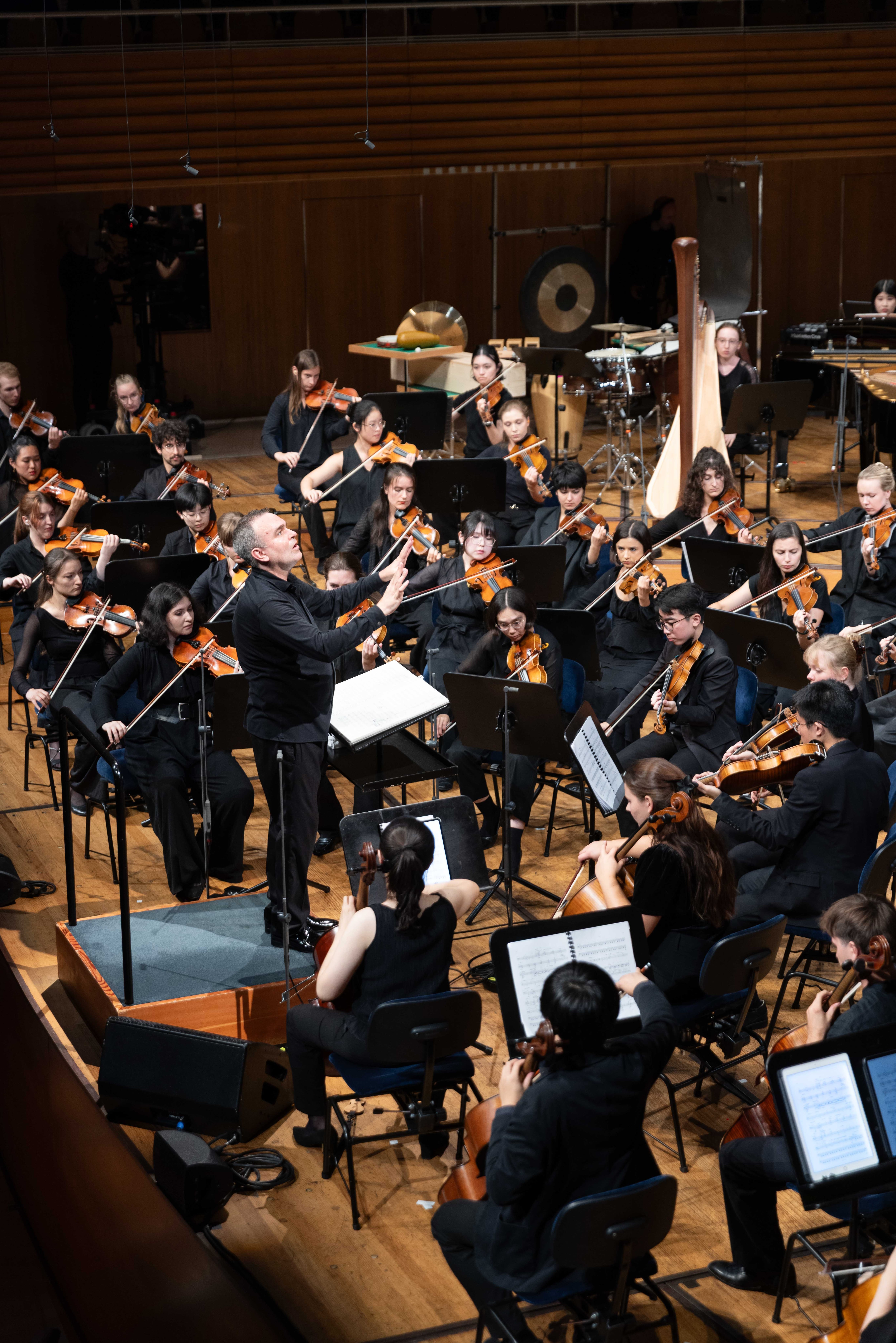 Jörg Widmann dirige a la Orquesta Contemporánea del Festival de Lucerna durante la primera parte de ‘Tutuguri’.