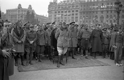 Fotografía inédita de la misa de campaña en la Plaza de Cataluña de Barcelona celebrada el 27 de enero de 1939, presidida por el general Yagüe, delante en la imagen.