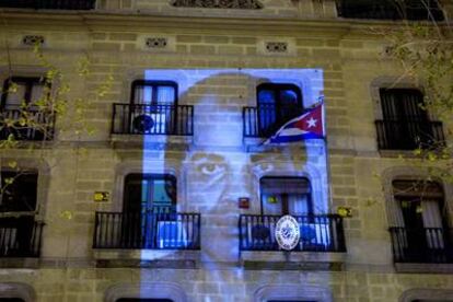 Proyección, anoche, del rostro de Orlando Zapata sobre el Consulado de Cuba en Barcelona.