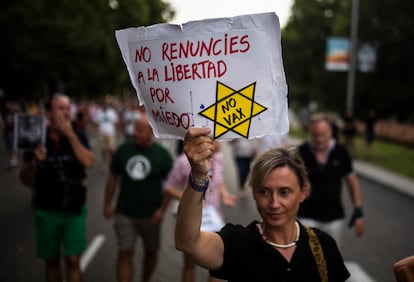 Una mujer, en una manifestación contra la vacunación contra la covid de menores, en Madrid el 14 de agosto de 2021.