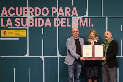 La vicepresidenta segunda del Gobierno, Yolanda Daz, junto a los secretarios generales de CCOO y UGT, Unai Sordo y Pepe ?lvarez, respectivamente, en el acto de la firma del acuerdo para la subida del salario mnimo interprofesional.