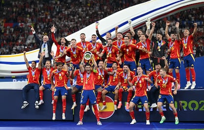Álvaro Morata, capitán de la selección, levanta la copa Henri Delaunay, que acredita a España como ganadora de su cuarta Eurocopa. 