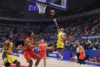 El brasileño Yugo Santos de Brasil (2d) durante una acción en el partido de la fase de grupos del Mundial de Baloncesto entre España y Brasil, este lunes.
