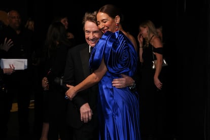 Maya Rudolph (Florida,52 años) abraza a Martin Short (Hamilton, 74 años) durante la celebración. Ella suele hacer apariciones espontáneas en capítulos de 'SNL' aunque ya no forme parte del programa oficialmente, y hace poco compartió pantalla con Kamala Harris, a la que estaba interpretando. Él también es un anfitrión frecuente del programa y fue el encargado de liderar el aplauso que dio fin a la celebración.