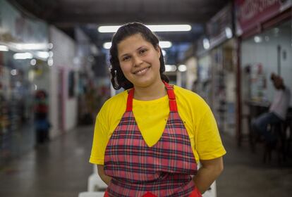 Em Guaianases, a vendedora Mayara Souza não defende Dilma Rousseff. Mas teme pelas incertezas que surgirão com uma possível queda do Governo. "Com ela na presidência, a gente ao menos já sabe como é", diz. Ela não vai às manifestações de nenhum dos lados. "Eu trabalho", diz. "Mas se não trabalhasse, também não iria. O povo daqui não vai para manifestação não". Para ela, só vai quem ganha dinheiro para isso. Apesar do ceticismo em relação ao Governo, ela diz não saber se votaria ou não em Lula se ele voltasse em 2018. "Eu realmente não sei", disse.