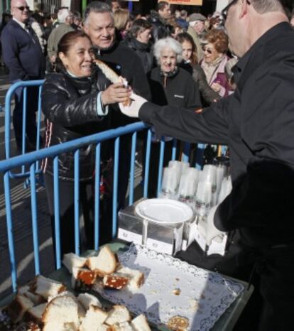 Una mujer recorre su ración del roscón de Aldeas infantiles, esta mañana en Sol.