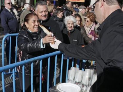 Una mujer recorre su ración del roscón de Aldeas infantiles, esta mañana en Sol.