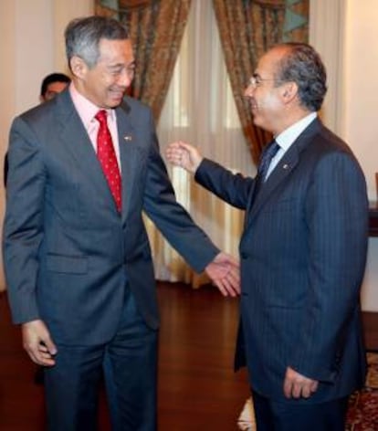 El presidente en funciones de Mxico, Felipe Caldern (dcha), es recibido ayer por primer ministro de Singapur, Lee Hsien Loong (izda), en el palacio presidencial en Singapur.