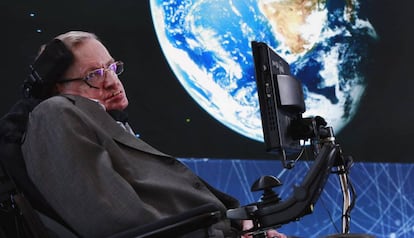 Stephen Hawking durante el anuncio de la iniciativa para viajar a Alfa Centauri