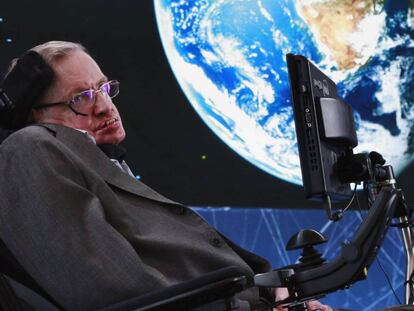 Stephen Hawking durante el anuncio de la iniciativa para viajar a Alfa Centauri