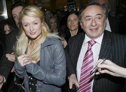 Paris Hilton y su anfitrión Richard Lugner antes de la controvertida firma de autógrafos en un centro comercial de Viena.