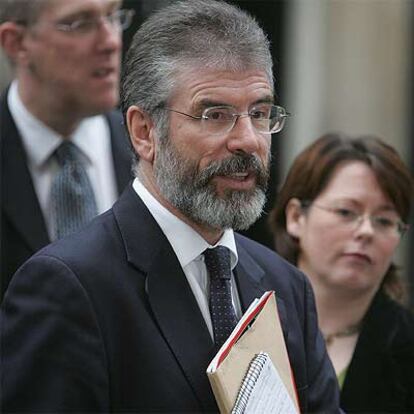 El lder del Sinn Fein, Gerry Adams, ayer tras reunirse con Tony Blair.