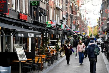 Gente paseando por Ámsterdam, en octubre.
