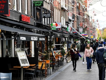 Gente paseando por Ámsterdam, en octubre.