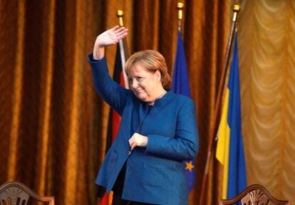 La canciller alemana, Angela Merkel, saluda durante un encuentro el jueves con estudiantes en la Universidad Shevchenko en Kiev. (SERGEI CHUZAVKOV / AFP)