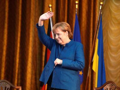 La canciller alemana, Angela Merkel, saluda durante un encuentro el jueves con estudiantes en la Universidad Shevchenko en Kiev. (SERGEI CHUZAVKOV / AFP)