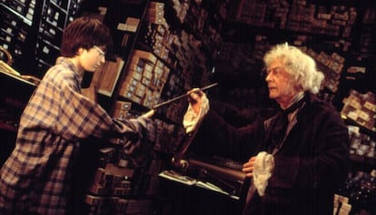 John Hurt en una escena de la película 'harry Potter y la pierda filosofal'.