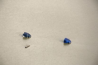 Una tormenta en el Estado de Washington causó el desbordamiento del río Snoqualmie y dejó imágenes como esta en la que las aguas cubren casi por completo dos cabinas de camión.