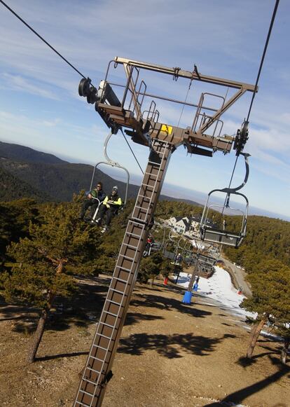 En un invierno como el actual las pistas de Navacerrada sufren para mantener la oferta.