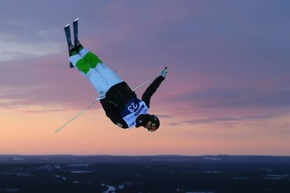 Pascal-Oliver Gagne, de Canadá participa en una sesión de entrenamiento en el FIS Freestyle Ski World Copa Ruka, de Kuusamo, Finlandia.