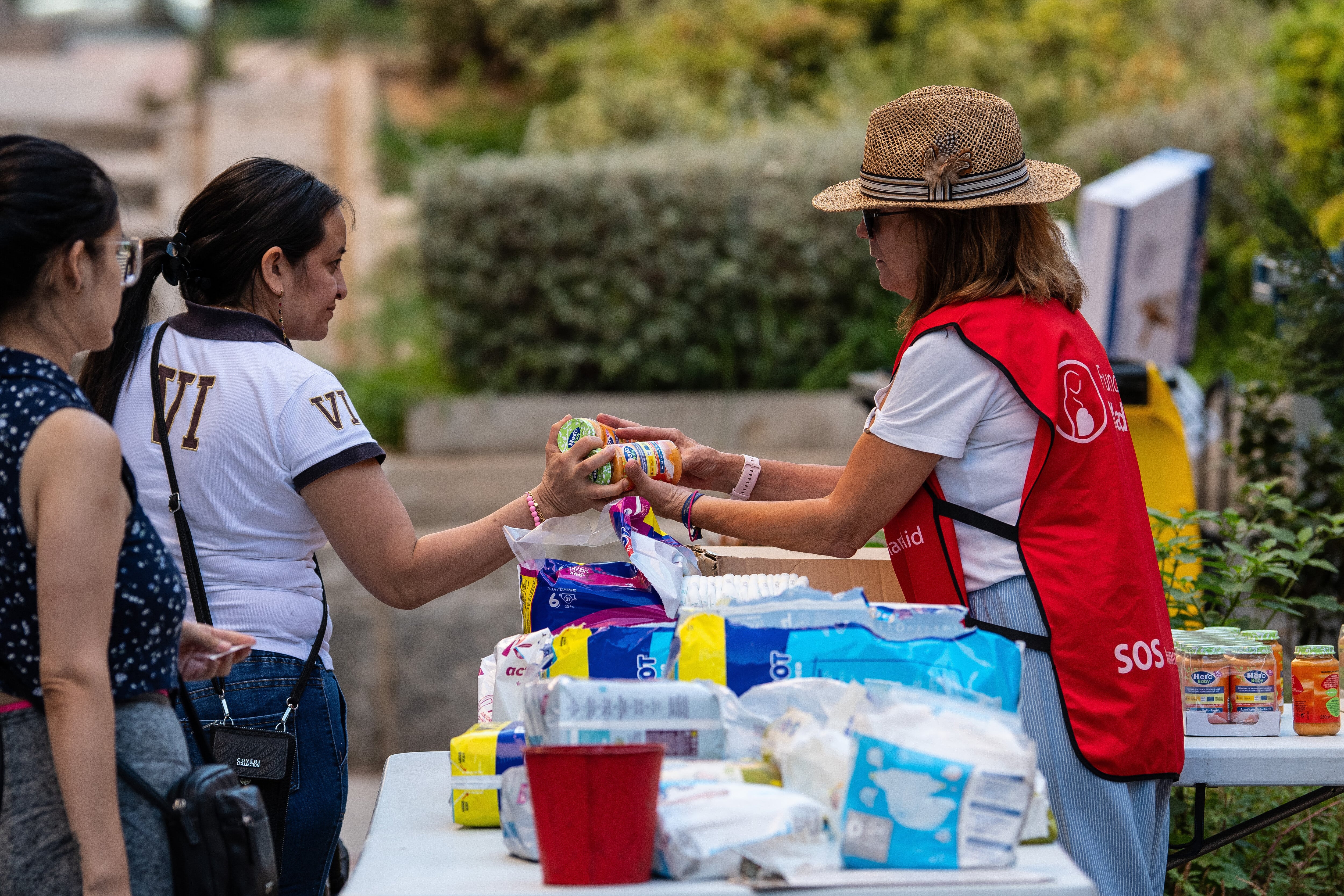 Donación de alimentos de la Fundacion Madrina a personas vulnerables.  (Photo by Marcos del Mazo/LightRocket via Getty Images)