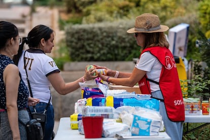 Donación de alimentos de la Fundación Madrina a personas vulnerables.