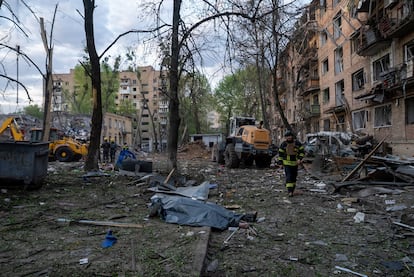 Varias víctimas del ataque ruso en un barrio residencial de Kiev, el jueves.
