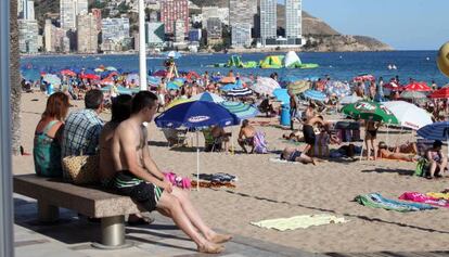 Turistas en la playa de Levante Benidorm. 