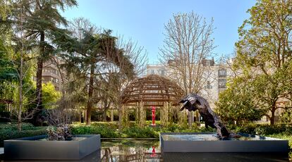 De izquierda a derecha, fuentes 'Knight Mer'; 'Pink Lady (for Asha)' (2013) y 'Crescendo' (1983–84/2014–15), incluidas en la exposición de Lynda Benglis en Banca March.