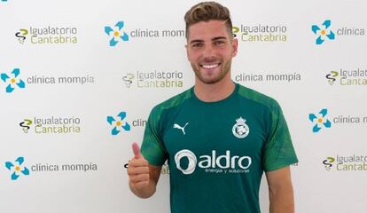 Luca Zidane posa con la camiseta del Racing.