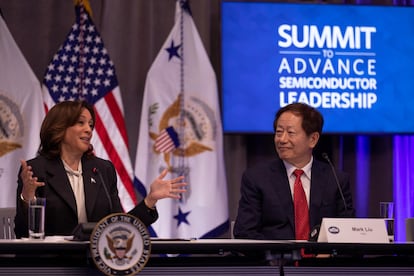 El presidente de TSMC, Mark Liu, junto a la vicepresidenta de EE UU, Kamala Harris, el pasado 22 de mayo.