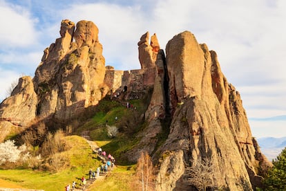 Un grupo de visitantes caminando entre las rocas de Belogradchik.