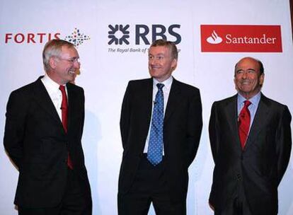 El presidente del Santander, Emilio Botín, a la derecha, con los consejeros delegados de Fortis y RBS.