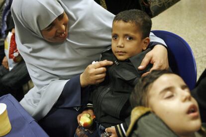 Una madre palestina junto a su hijo poco después de la llegada de los chavales a Madrid.