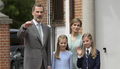 Los Reyes de España, con los Reyes eméritos y la infanta Sofía y la princesa Leonor antes de la comunión de la infanta Sofía, 17 de mayo de 2017.